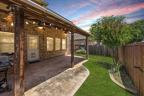 a view of a house with backyard and porch