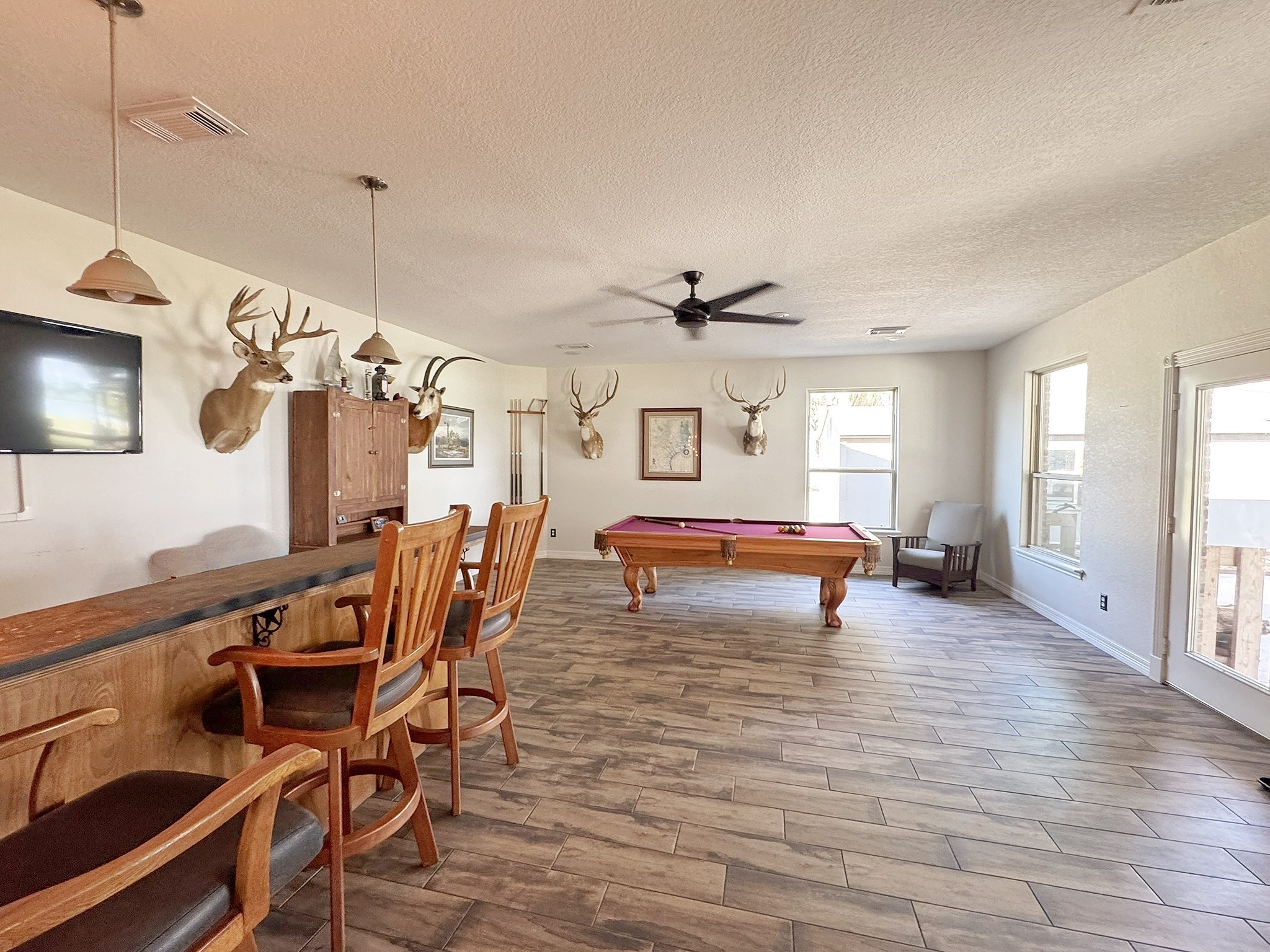 814 Sunset Trail Angleton, TX 77515 - Photo 12 of 26 a living room with furniture and a flat screen tv