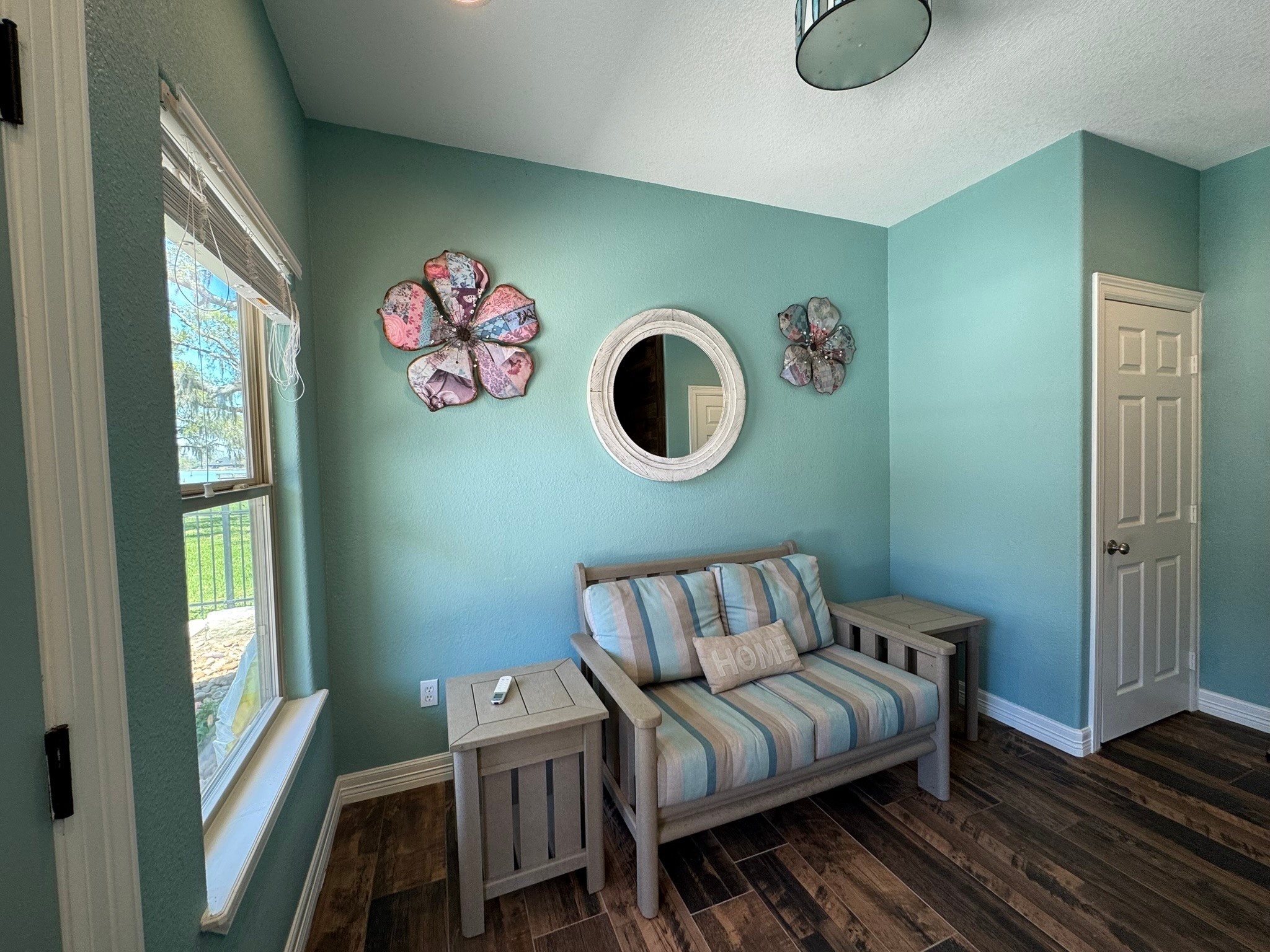 814 Sunset Trail Angleton, TX 77515 - Photo 19 of 26 a view of a livingroom with furniture and windows