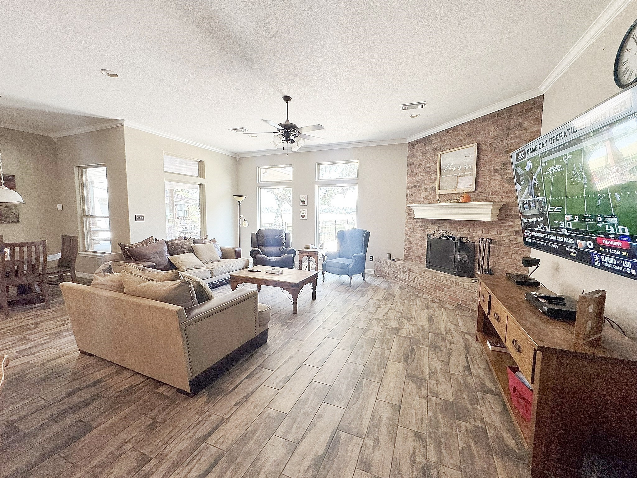 814 Sunset Trail Angleton, TX 77515 - Photo 5 of 26 a living room with furniture and a flat screen tv