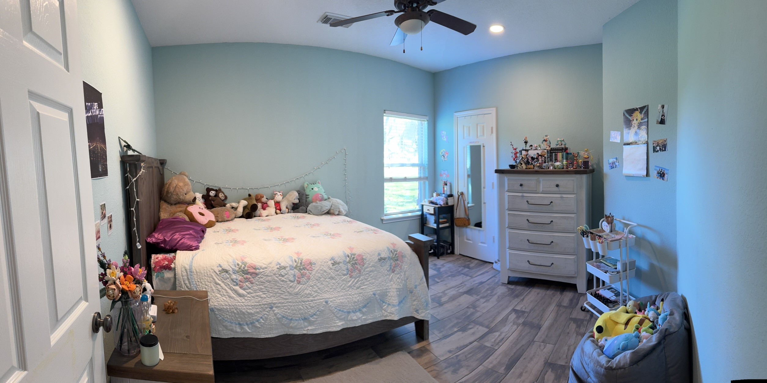 814 Sunset Trail Angleton, TX 77515 - Photo 10 of 26 a bed room with a bed and a desk
