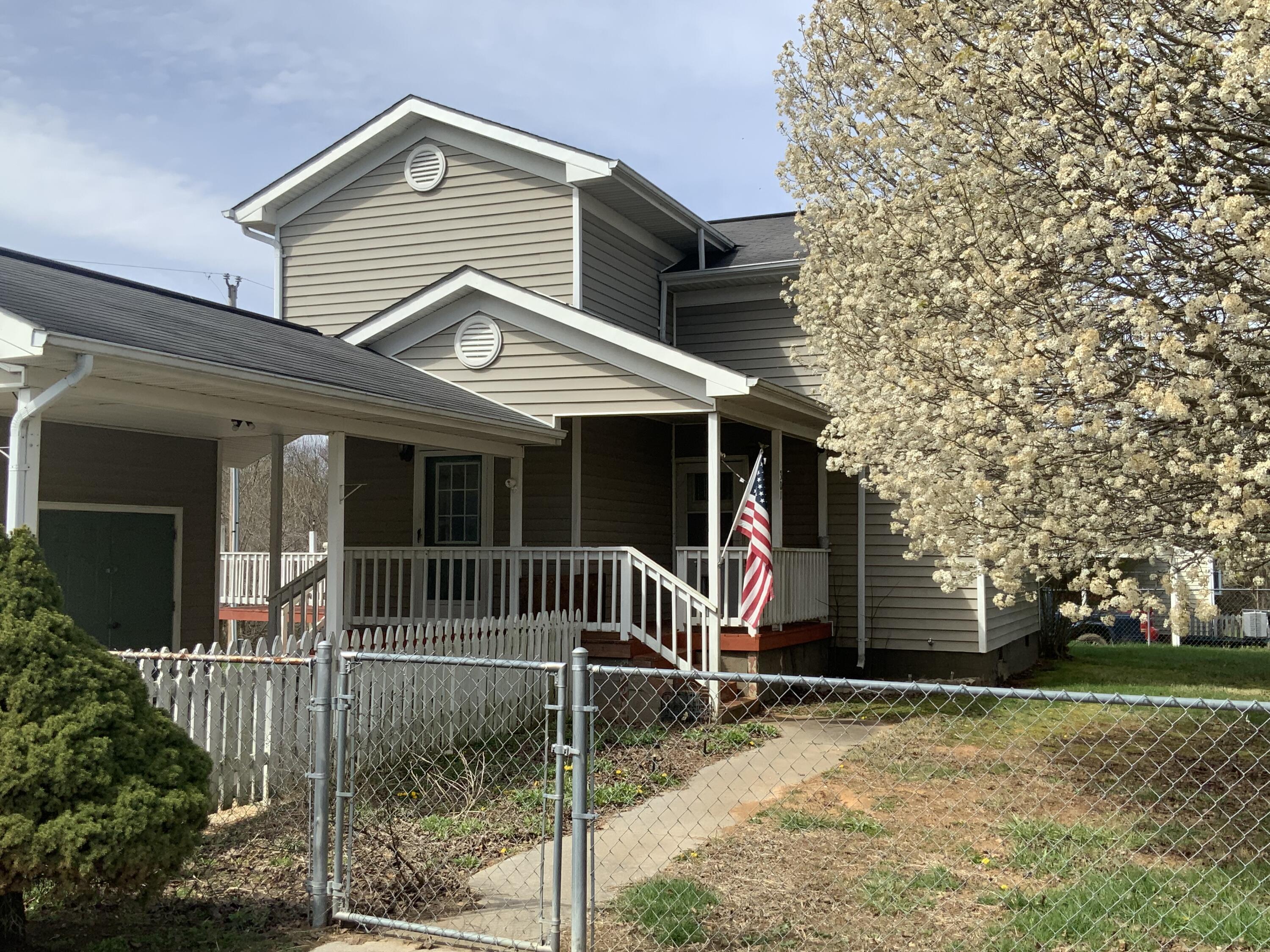 301 Oak Lane Road Dryden, VA 24243 - Photo 1 of 21 F10550BC-9A3A-4E6F-8624-D90B8AADFFDF