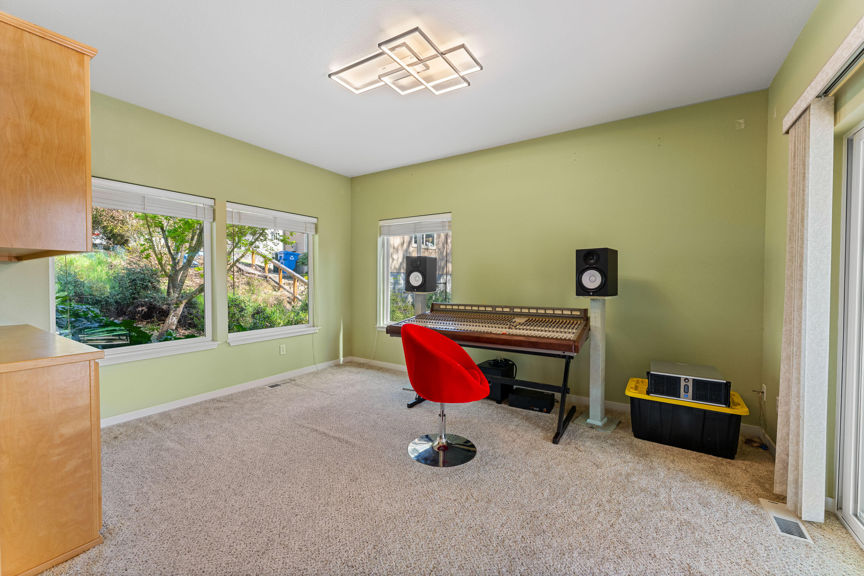 105 Cedar Ridge Terrace Rogue River, OR 97537 - Photo 18 of 23 a living room with furniture