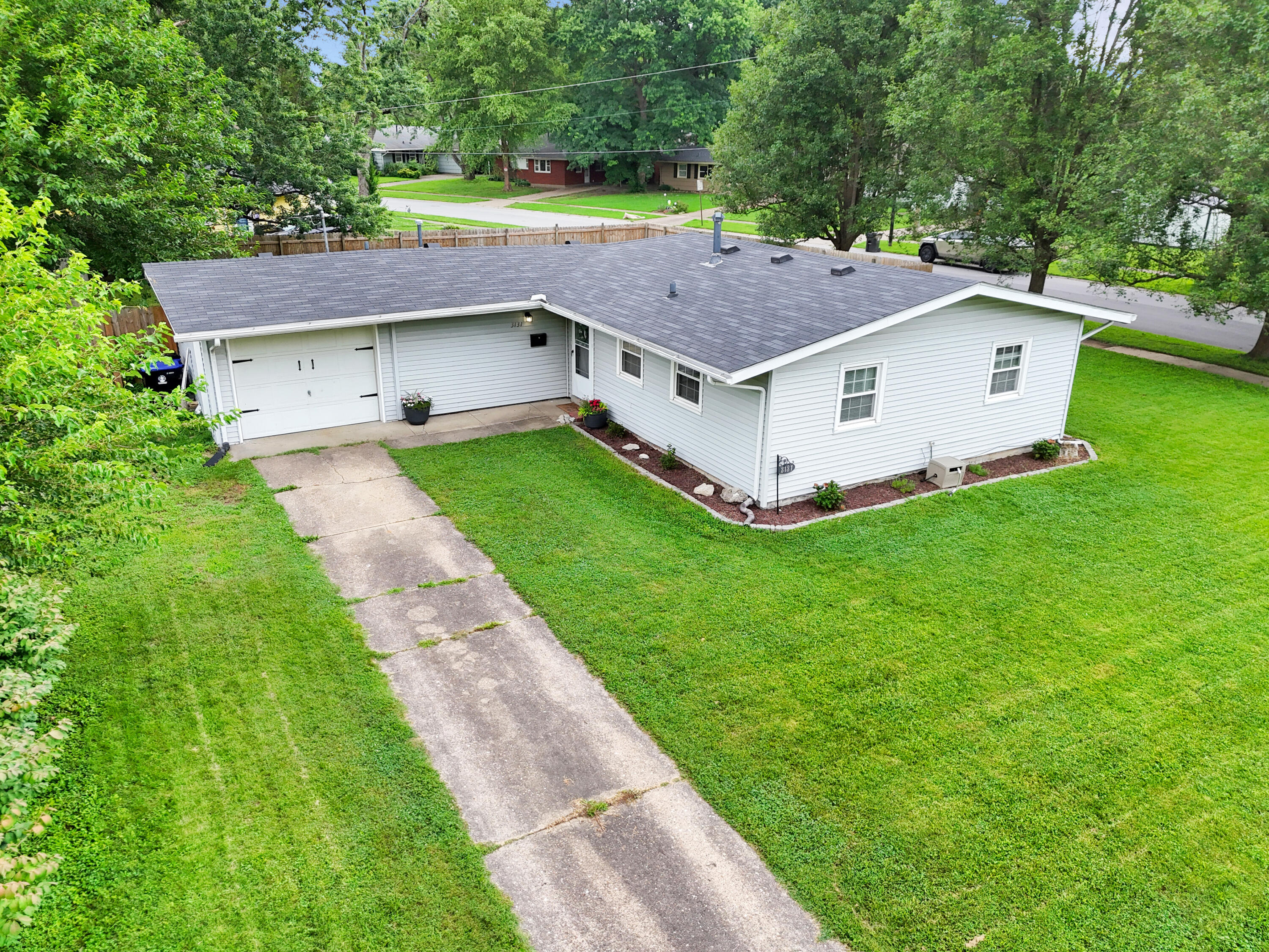 3131 Radiance Road Louisville, KY 40220 - Photo 27 of 30 Driveway