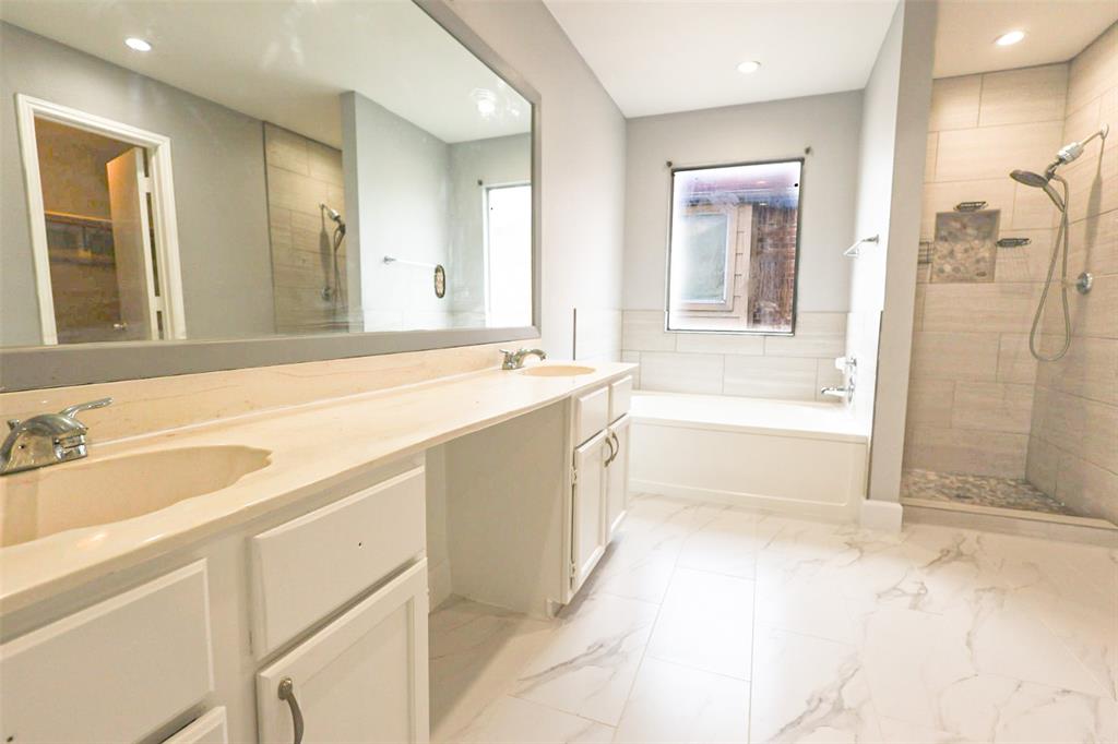 815 Valleycreek Road Mesquite, TX 75181 - Photo 18 of 31 a spacious bathroom with a sink mirror and a bath tub