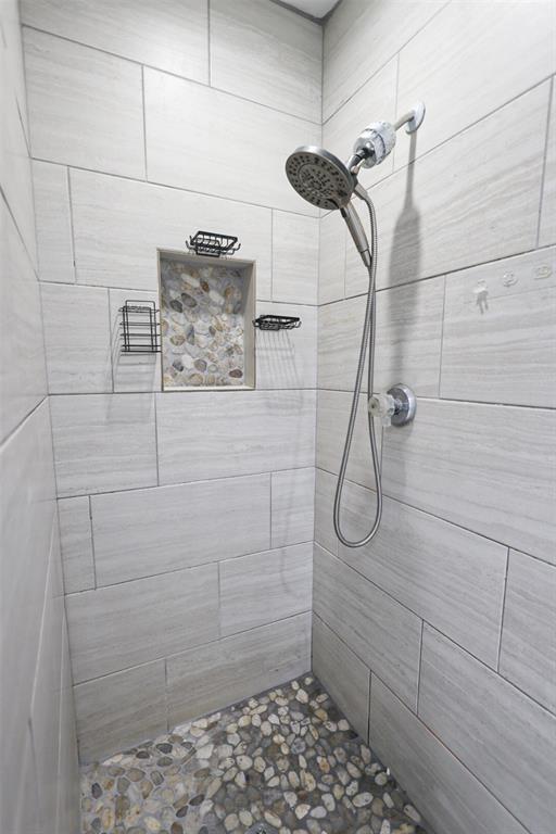 815 Valleycreek Road Mesquite, TX 75181 - Photo 21 of 31 a bathroom with a shower