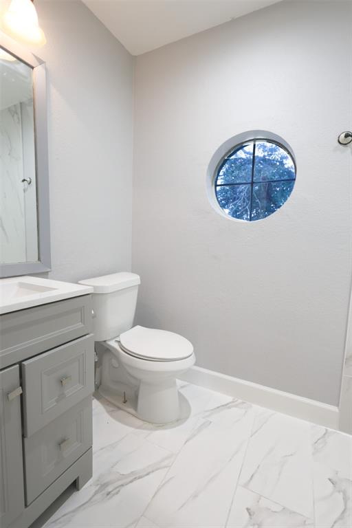 815 Valleycreek Road Mesquite, TX 75181 - Photo 26 of 31 a bathroom with a toilet a sink and mirror