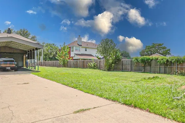 a view of a back yard