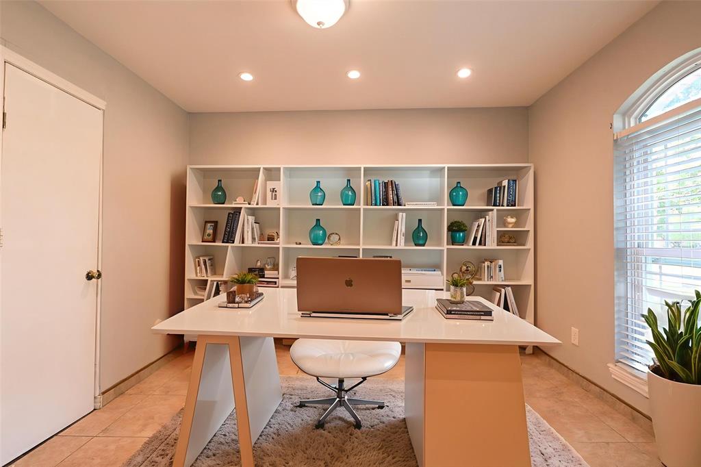 815 Valleycreek Road Mesquite, TX 75181 - Photo 7 of 31 a living room with a couch and a potted plant