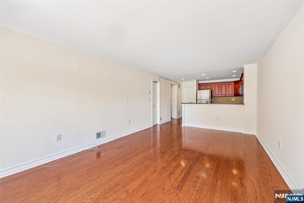 302 Chase Court, Unit 302 Edgewater, NJ 07020 - Photo 5 of 46
