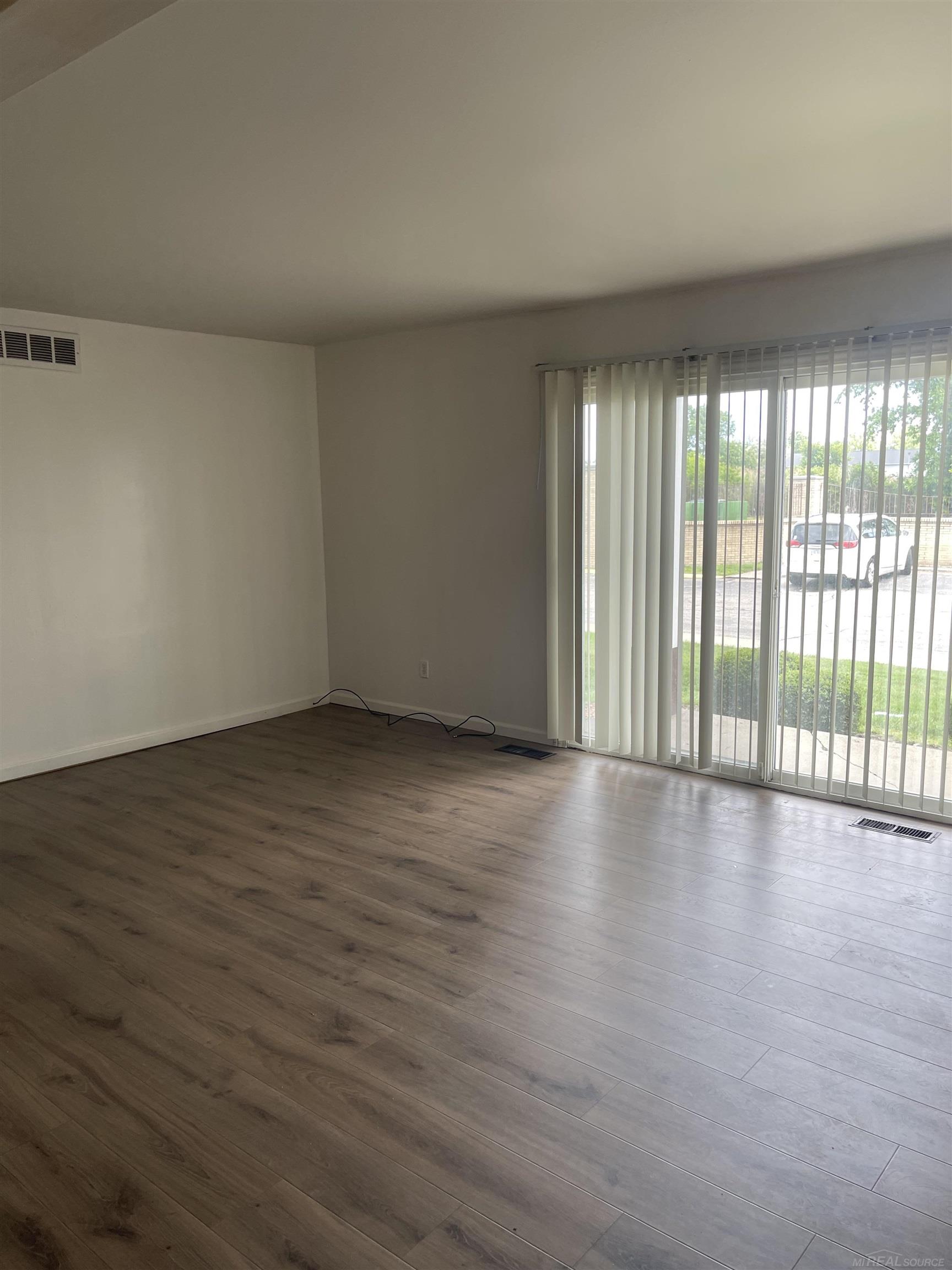 29313 Hayes Road, Unit G10 Warren, MI 48088 - Photo 8 of 13