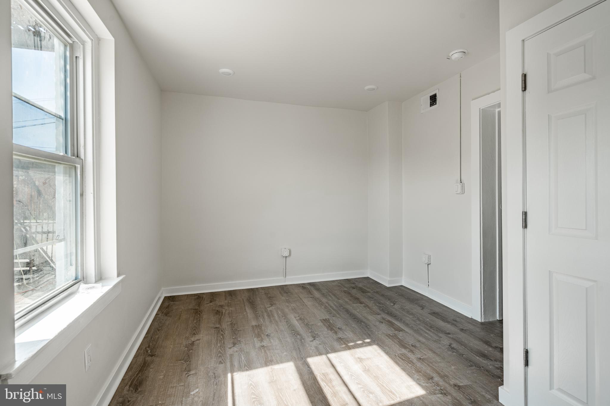 324-326 Darby Road, Unit 1R Havertown, PA 19083 - Photo 6 of 11 Bright and airy blank canvas for creativity.