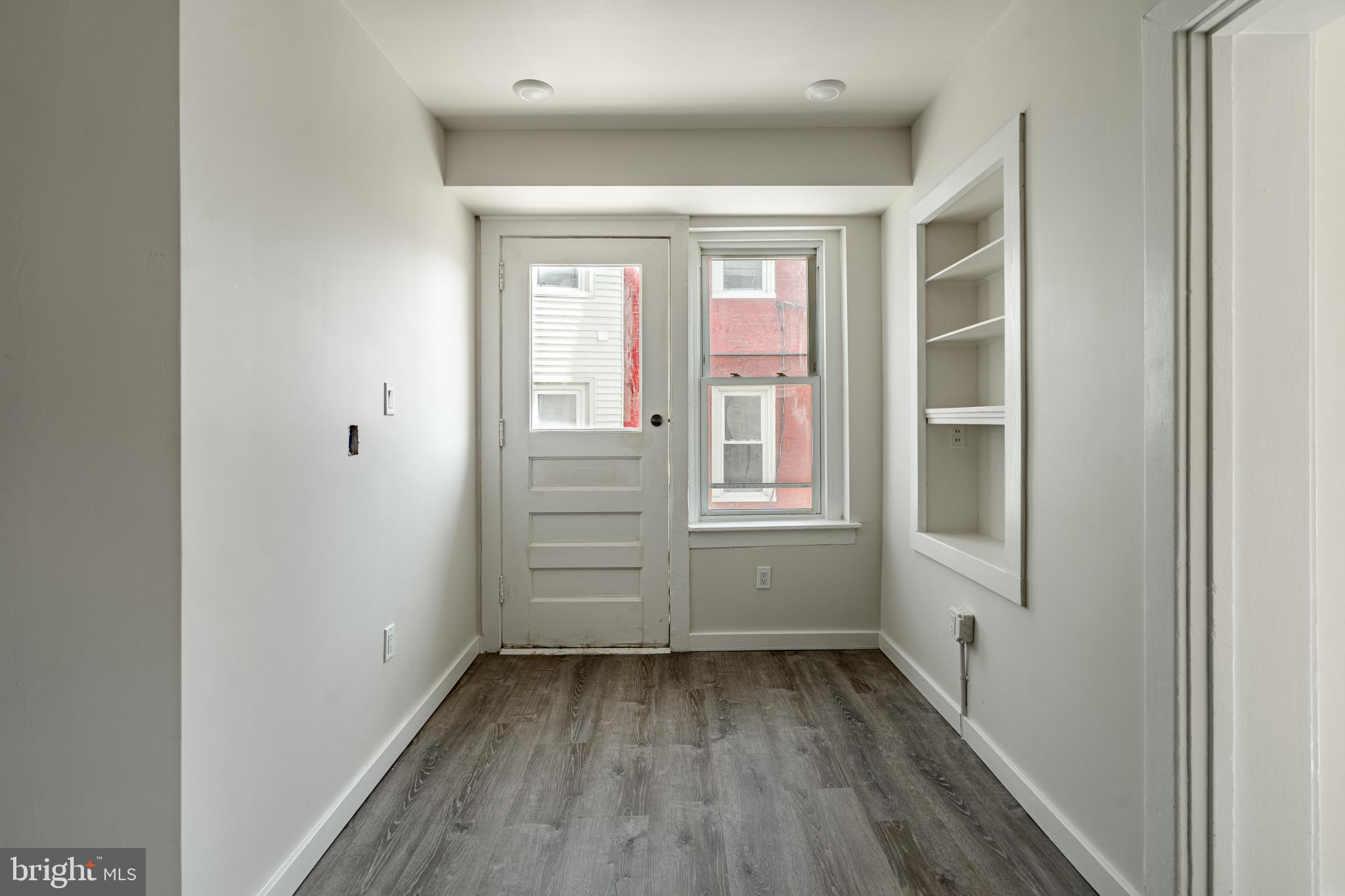 324-326 Darby Road, Unit 1R Havertown, PA 19083 - Photo 7 of 11 Bright entryway with modern charm.