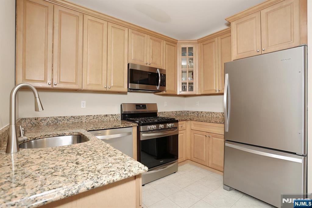 175 Rochelle Avenue, Unit 321 Rochelle Park, NJ 07662 - Photo 20 of 50