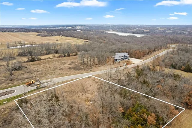 $400,000 | 2215 Wallace Way, Stilwell, KS 66085