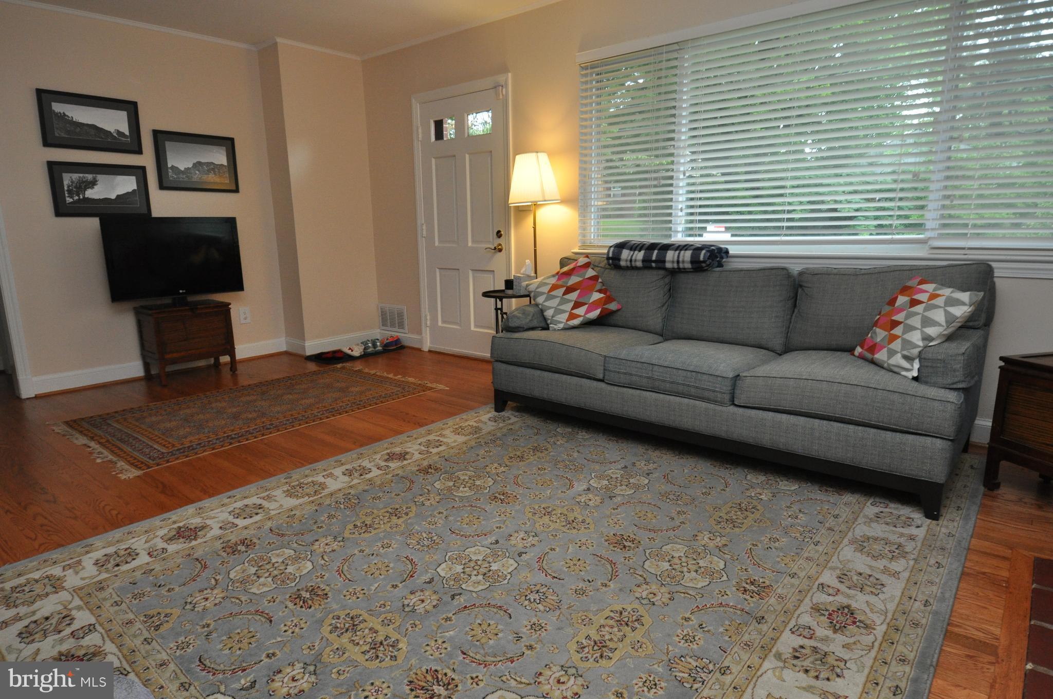 512 Kerwin Road Silver Spring, MD 20901 - Photo 3 of 27 Living Room