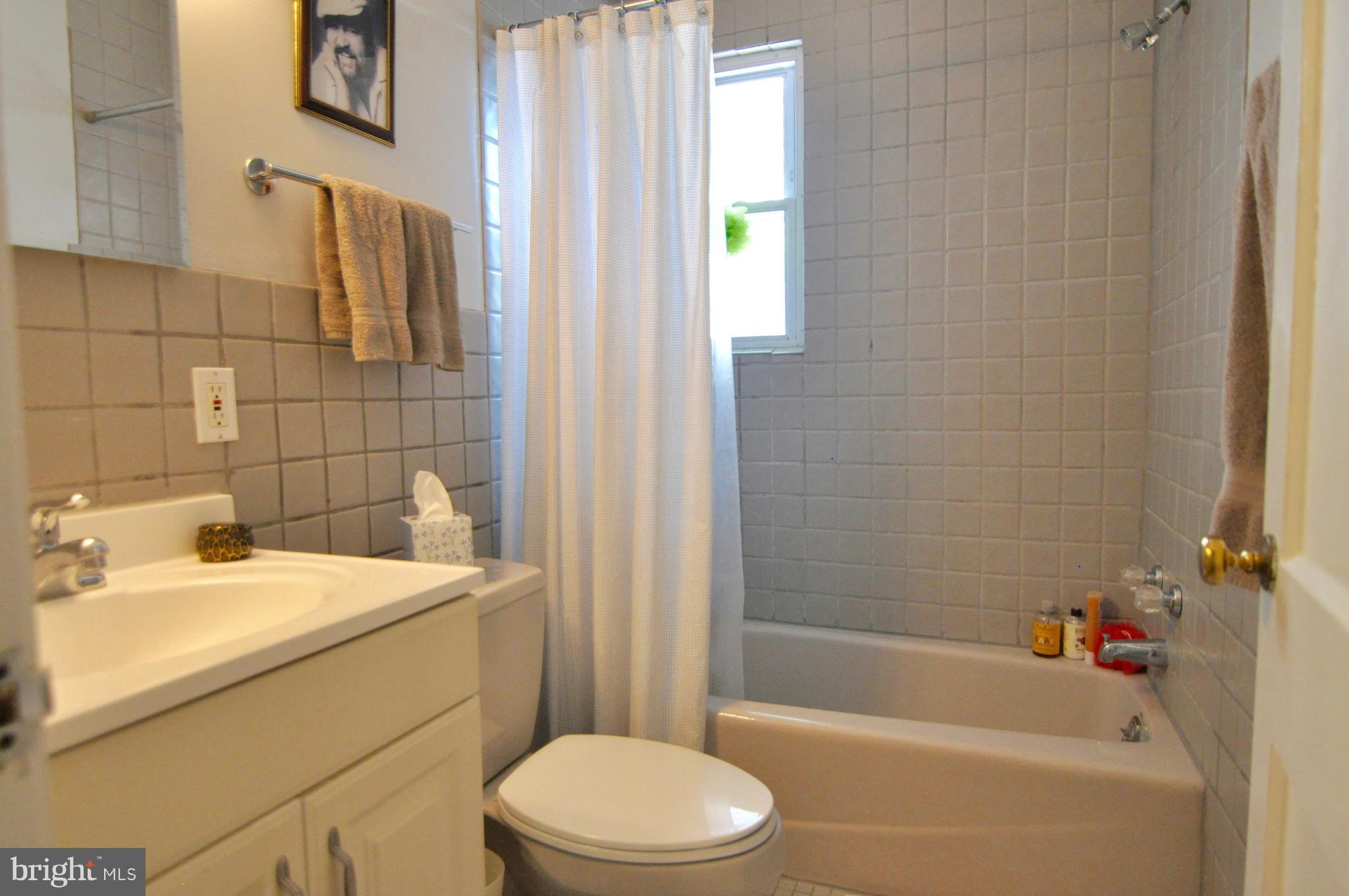 512 Kerwin Road Silver Spring, MD 20901 - Photo 9 of 27 Main level Hall Bath