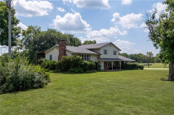 $750,000 | 32485 West 399th Street, Osawatomie, KS 66064