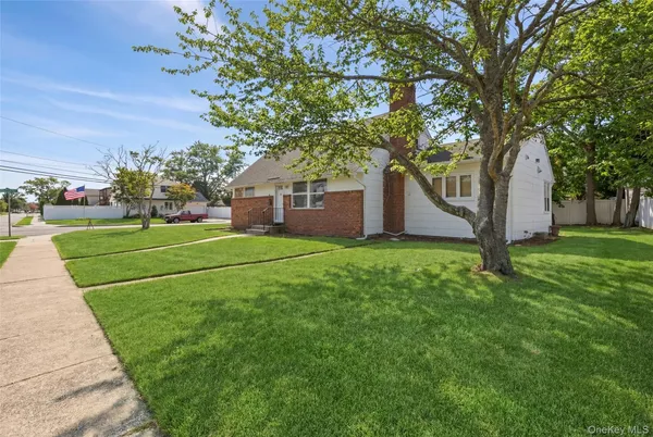 $749,000 | 404 Foxdale Avenue, Oceanside, NY 11572