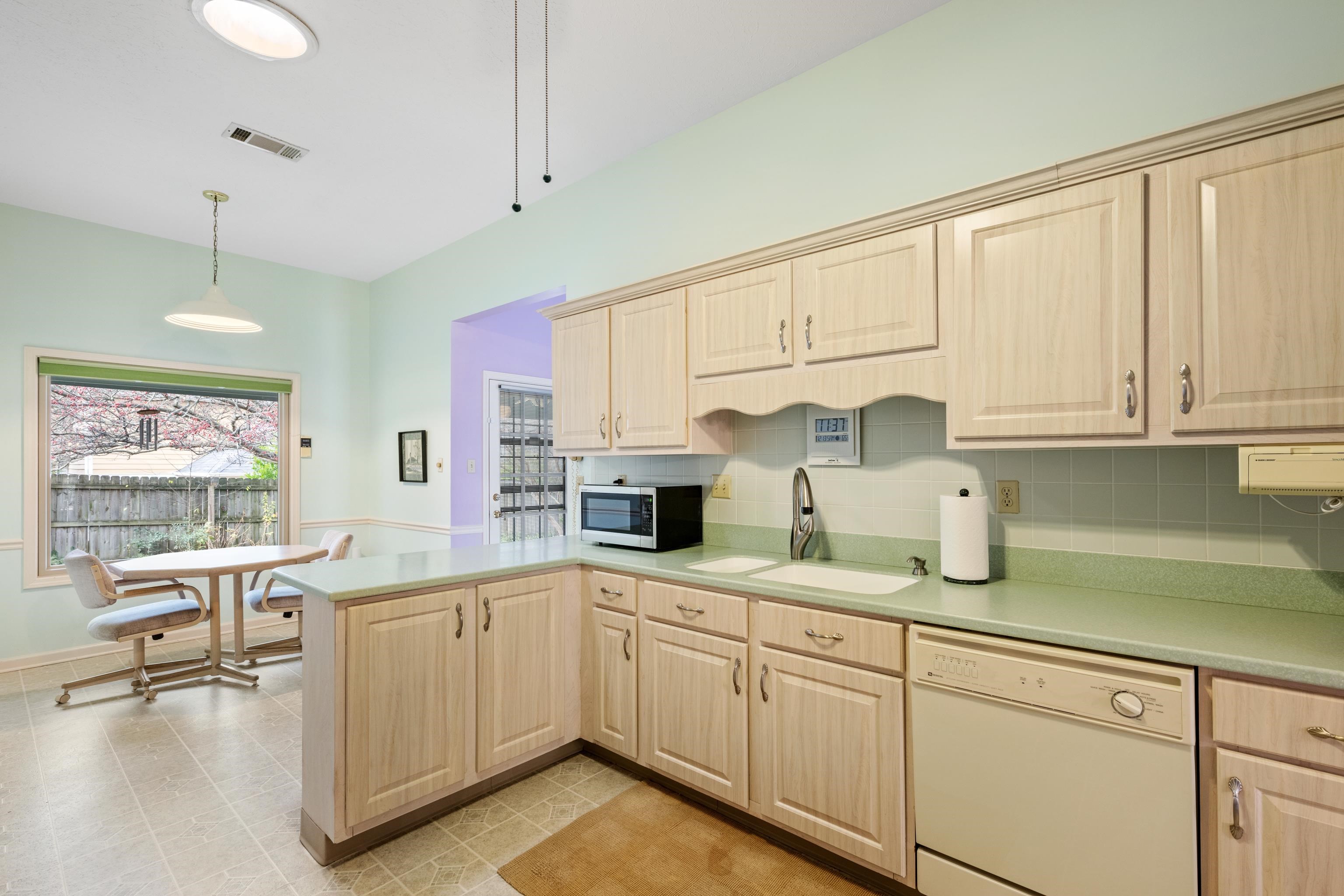 811 Vaughn Road Memphis, TN 38122 - Photo 12 of 33 a kitchen with cabinets a sink and appliances