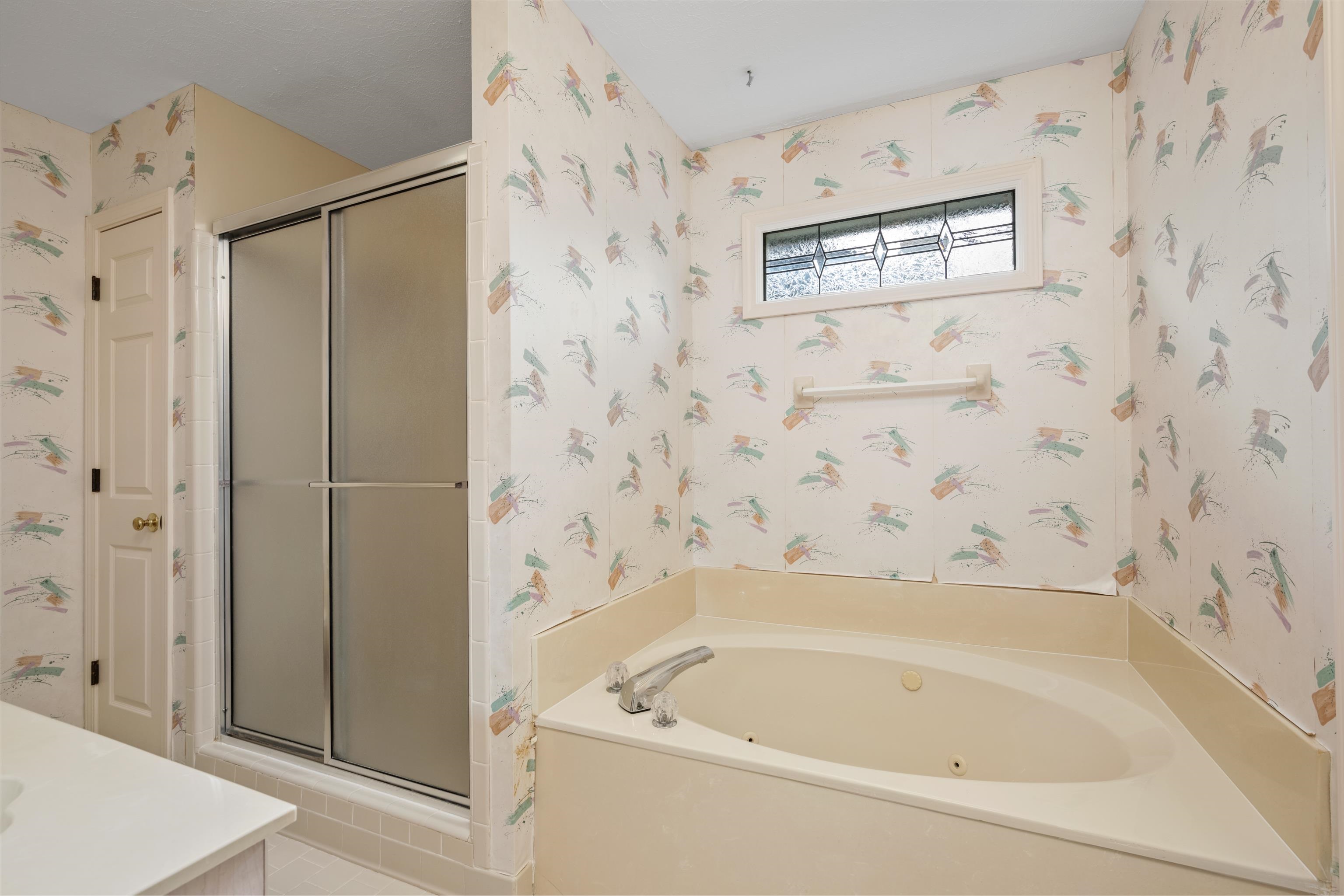 811 Vaughn Road Memphis, TN 38122 - Photo 17 of 33 a bathroom with a bathtub and a shower