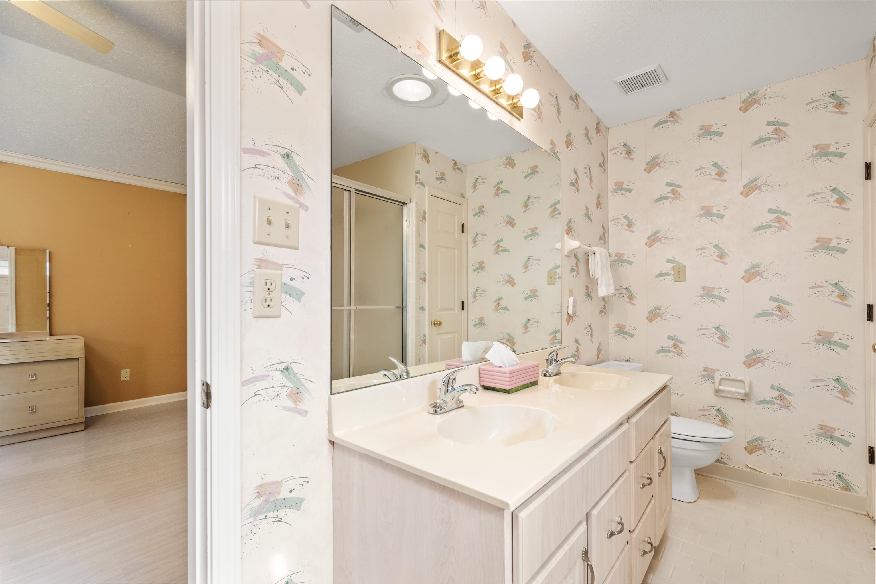 811 Vaughn Road Memphis, TN 38122 - Photo 18 of 33 a bathroom with a sink a toilet and shower