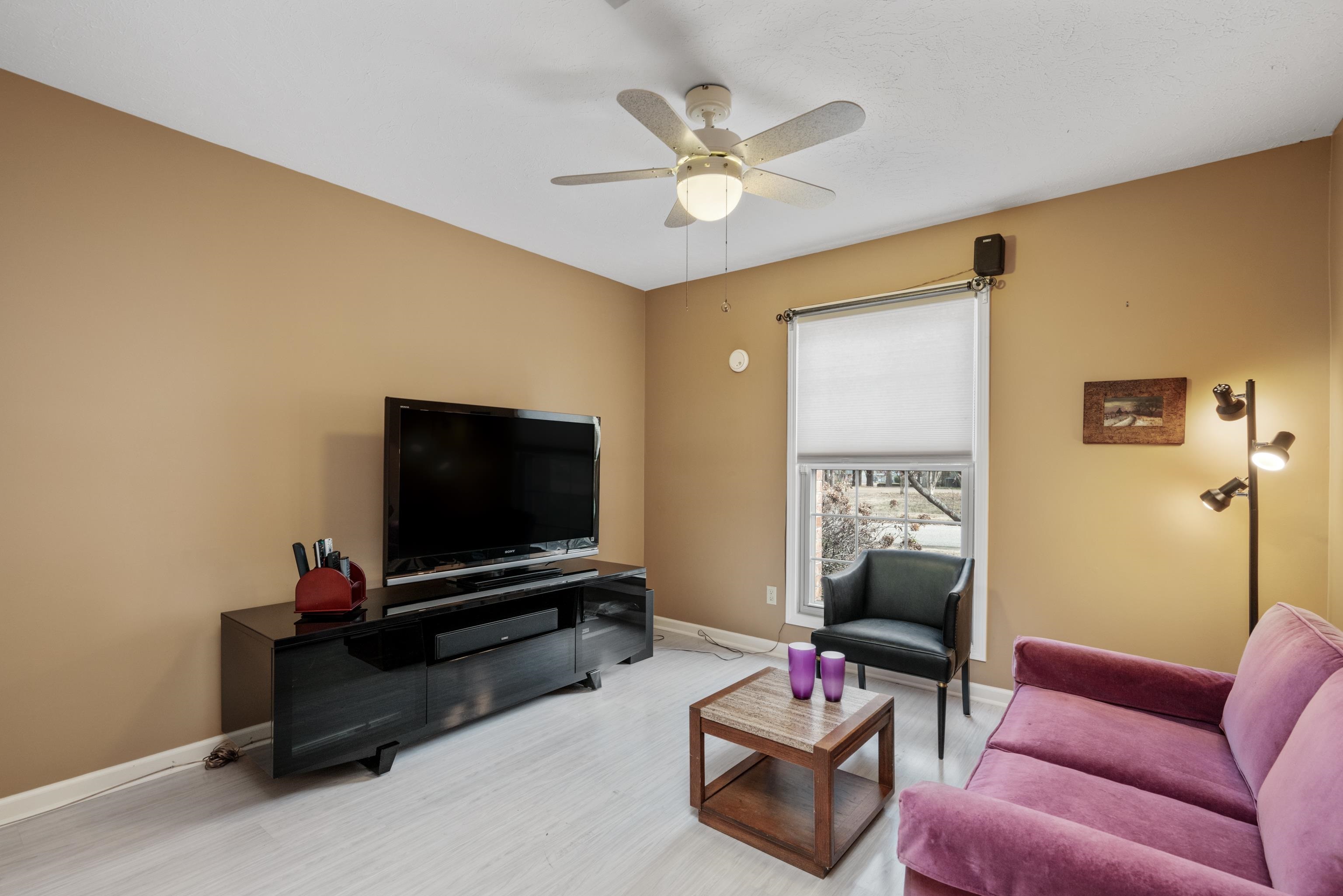 811 Vaughn Road Memphis, TN 38122 - Photo 20 of 33 a living room with furniture and a flat screen tv