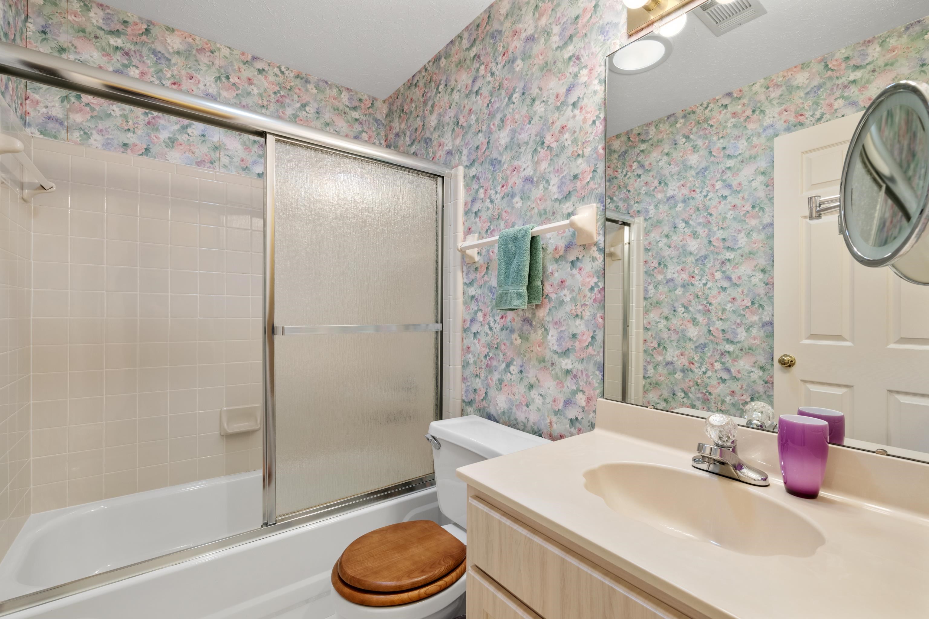 811 Vaughn Road Memphis, TN 38122 - Photo 22 of 33 a bathroom with a sink a toilet and shower