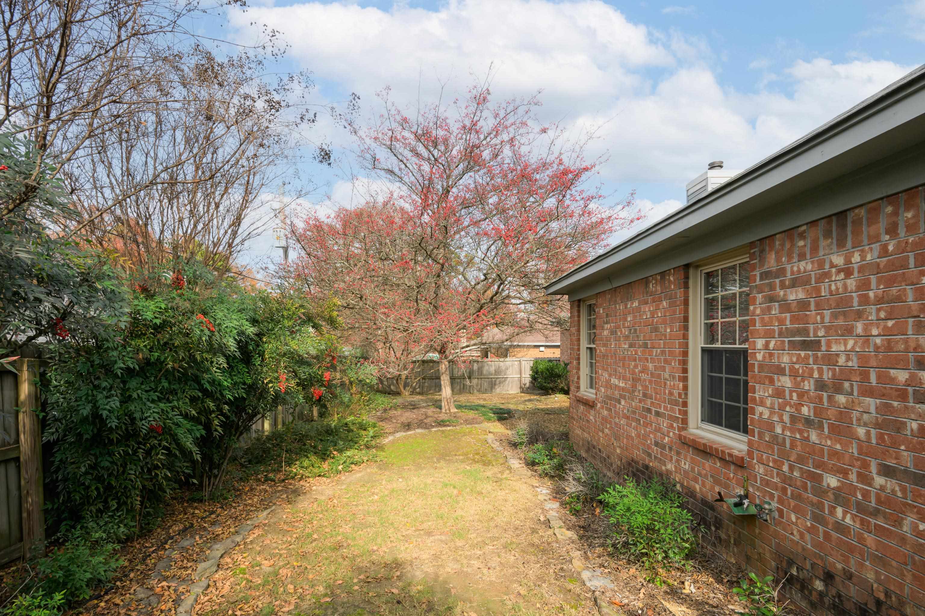 811 Vaughn Road Memphis, TN 38122 - Photo 30 of 33 a backyard of a house with table and chairs