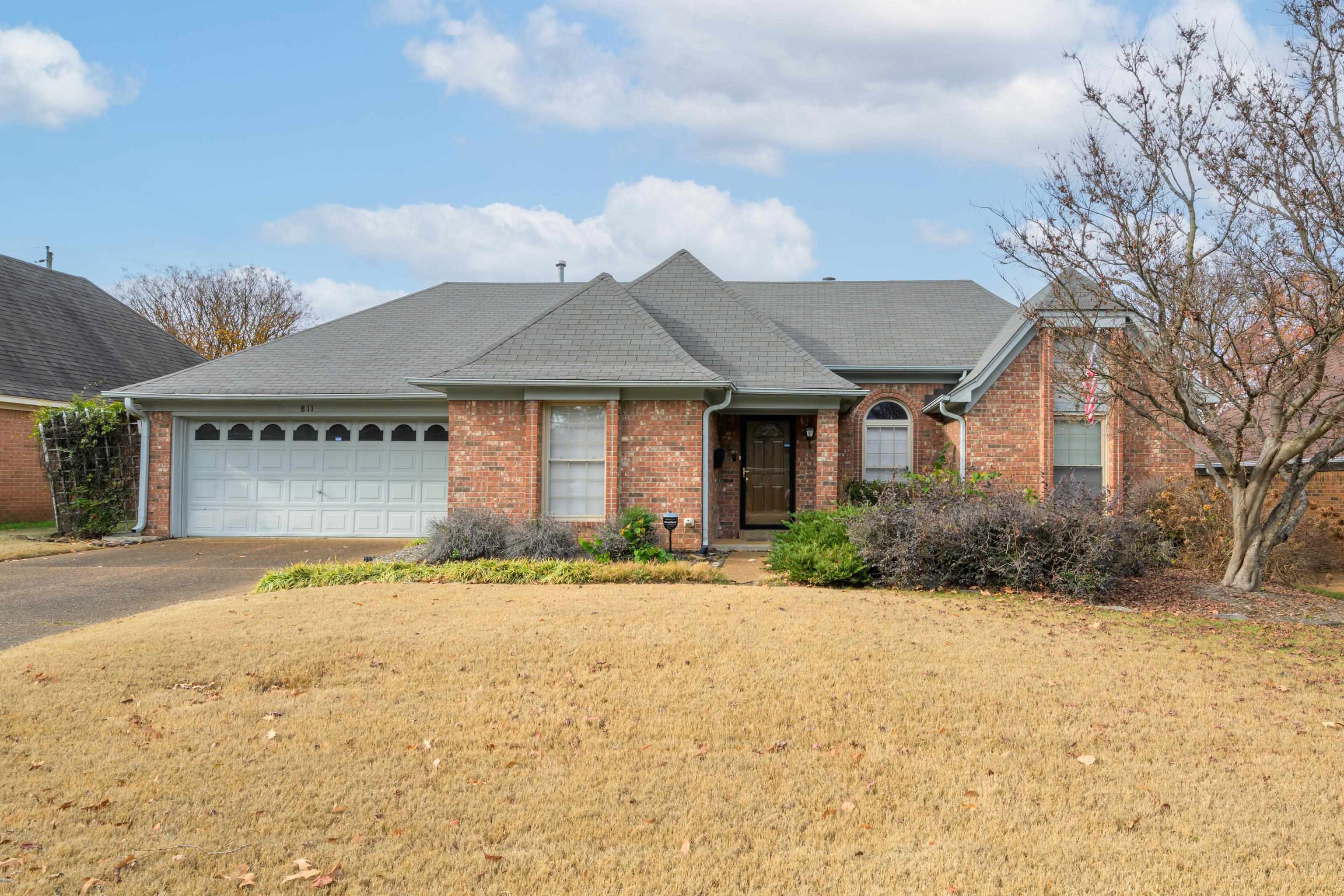 811 Vaughn Road Memphis, TN 38122 - Photo 32 of 33 a front view of a house with a yard and garage