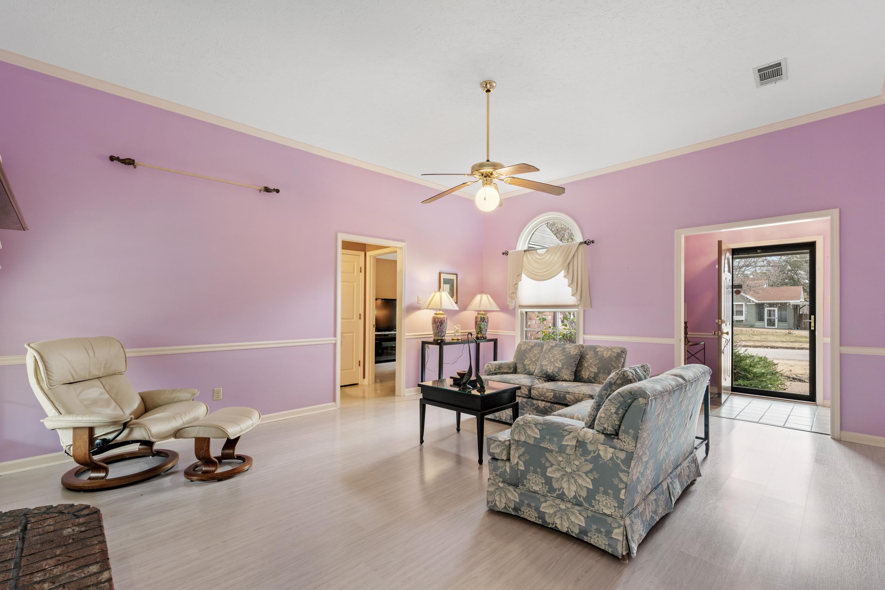 811 Vaughn Road Memphis, TN 38122 - Photo 5 of 33 a living room with furniture