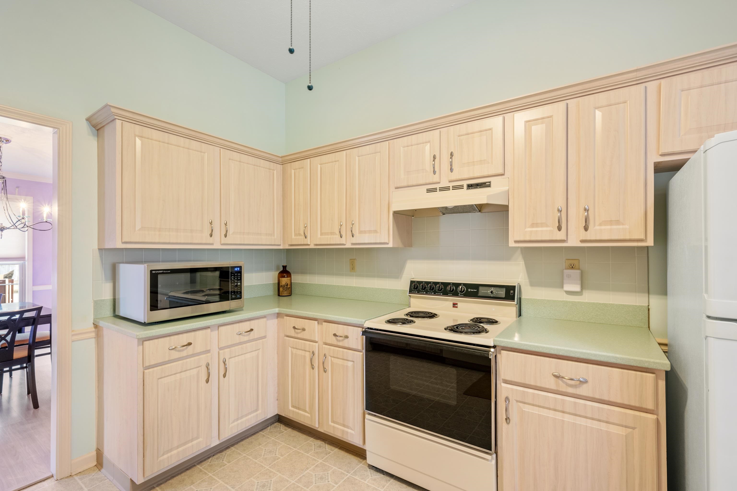 811 Vaughn Road Memphis, TN 38122 - Photo 10 of 33 a kitchen with granite countertop white cabinets and white appliances