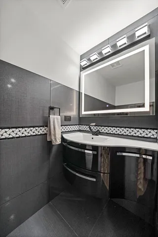 $625,000 | 1192 Clarence Avenue, Unit 1, Oak Park, IL 60304