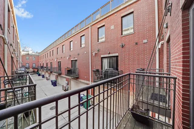 $625,000 | 1192 Clarence Avenue, Unit 1, Oak Park, IL 60304