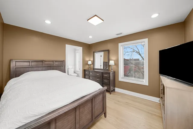 $625,000 | 1192 Clarence Avenue, Unit 1, Oak Park, IL 60304