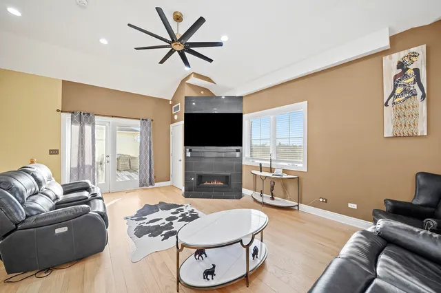 $625,000 | 1192 Clarence Avenue, Unit 1, Oak Park, IL 60304