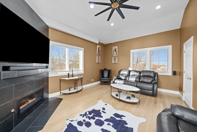 $625,000 | 1192 Clarence Avenue, Unit 1, Oak Park, IL 60304