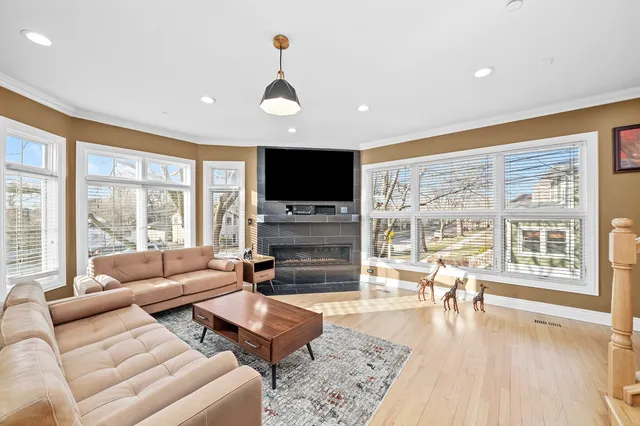 $625,000 | 1192 Clarence Avenue, Unit 1, Oak Park, IL 60304