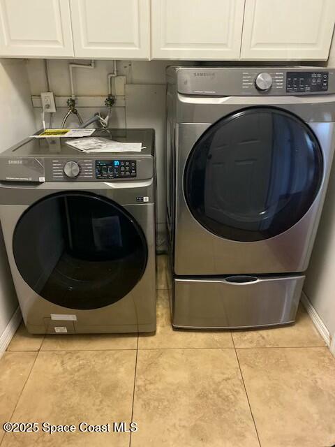 1550 Creel Road Northeast Palm Bay, FL 32905 - Photo 19 of 27 a washer and dryer sitting next to a sink