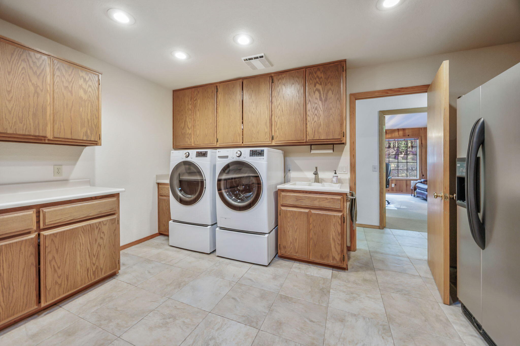 120 Lomas Road Jacksonville, OR 97530 - Photo 39 of 62 a utility room with sink dryer and washer