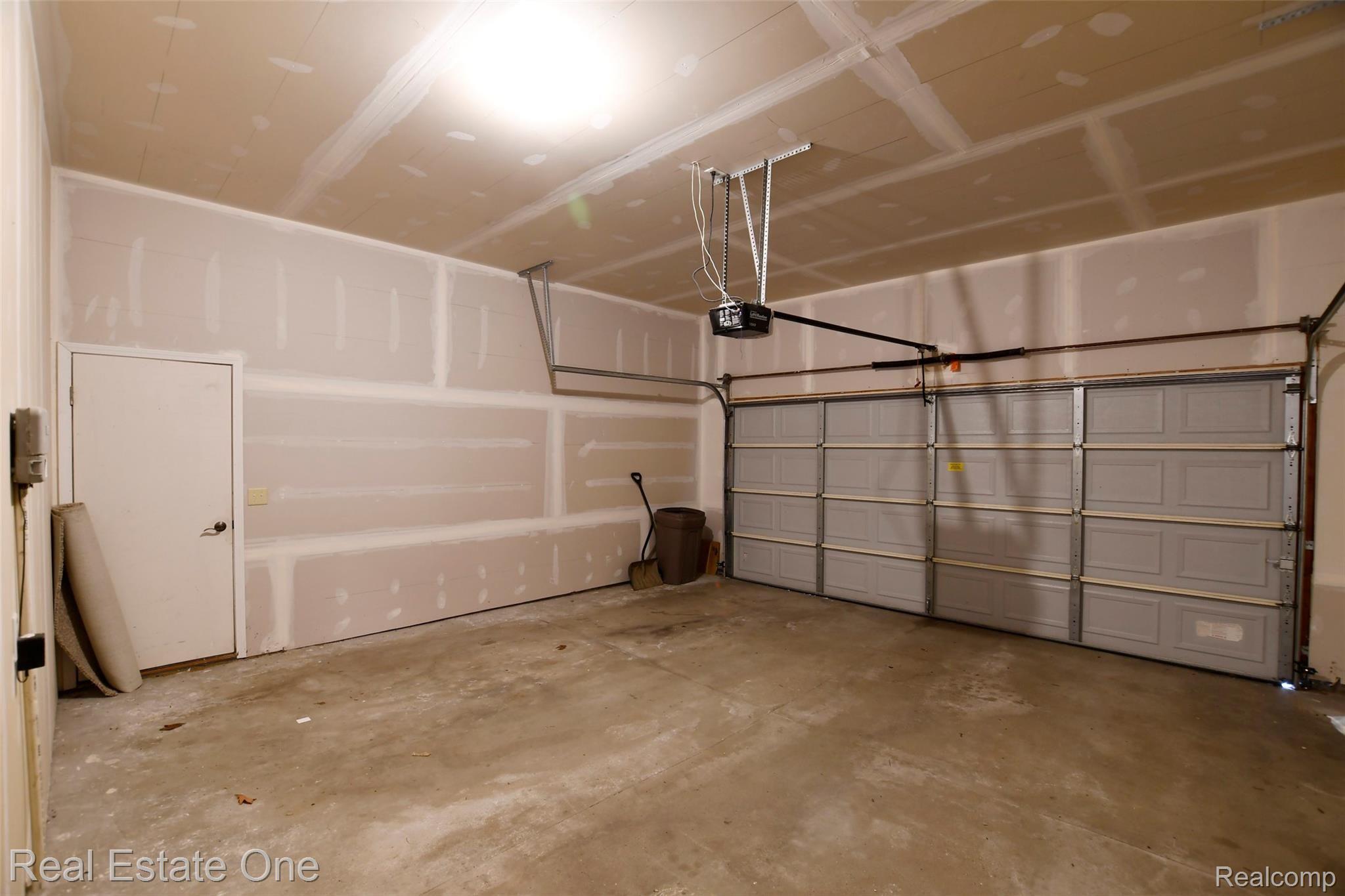 3202 Everett Drive Rochester, MI 48307 - Photo 26 of 28 Garage.jpg