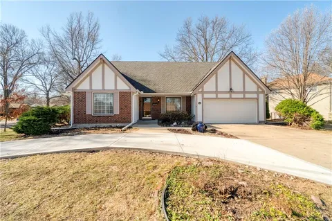 $565,000 | 7401 West 99th Street, Overland Park, KS 66212