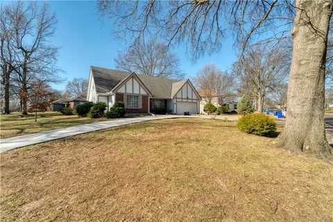 $565,000 | 7401 West 99th Street, Overland Park, KS 66212