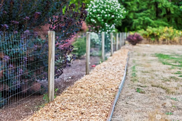 a view of a pathway with a house