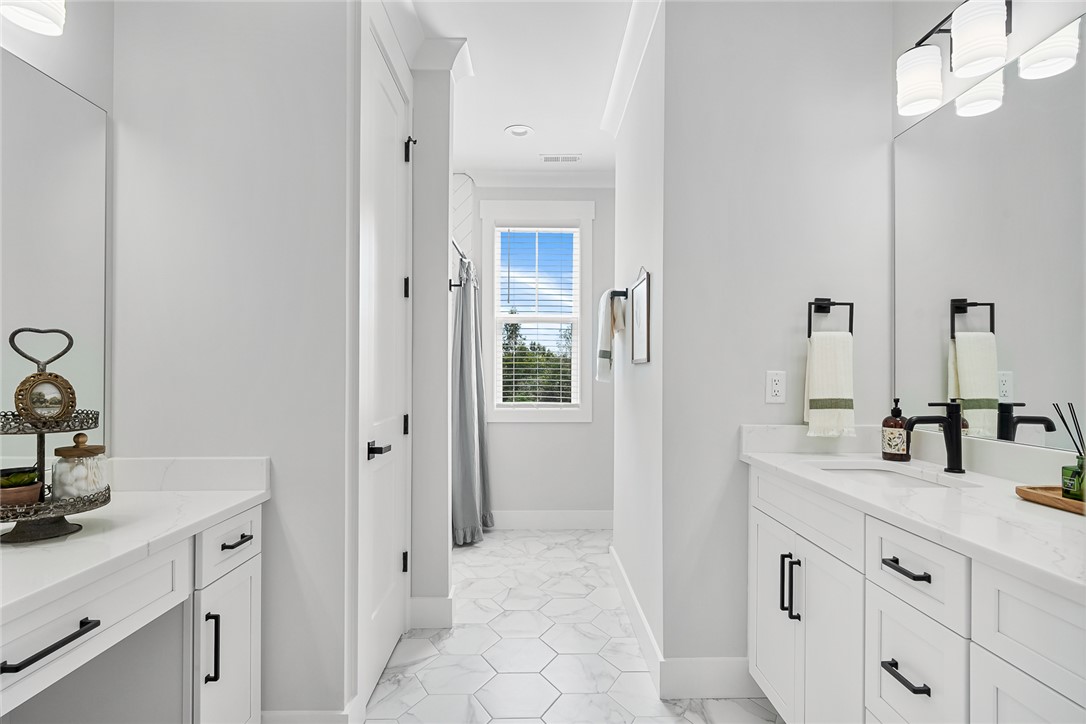 152 Jericho Circle Williamston, SC 29697 - Photo 27 of 50 Hallway Bathroom