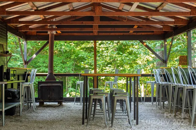 a view of a backyard