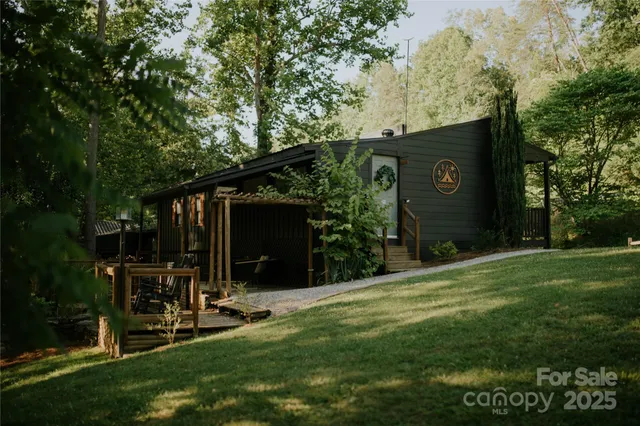 a view of a back yard