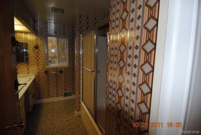 5131 Textile Road Ypsilanti, MI 48197 - Photo 10 of 10 Full Bathroom 2