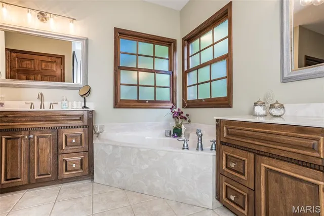 $555,000 | 1300 White Oak Trail, Godfrey, IL 62035