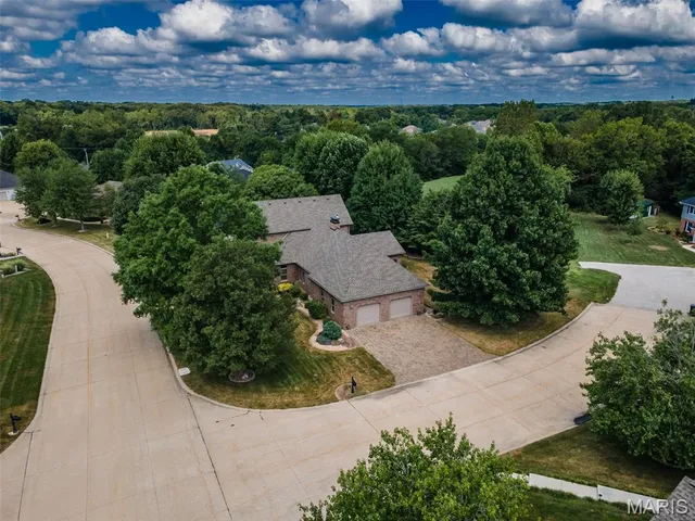 $555,000 | 1300 White Oak Trail, Godfrey, IL 62035